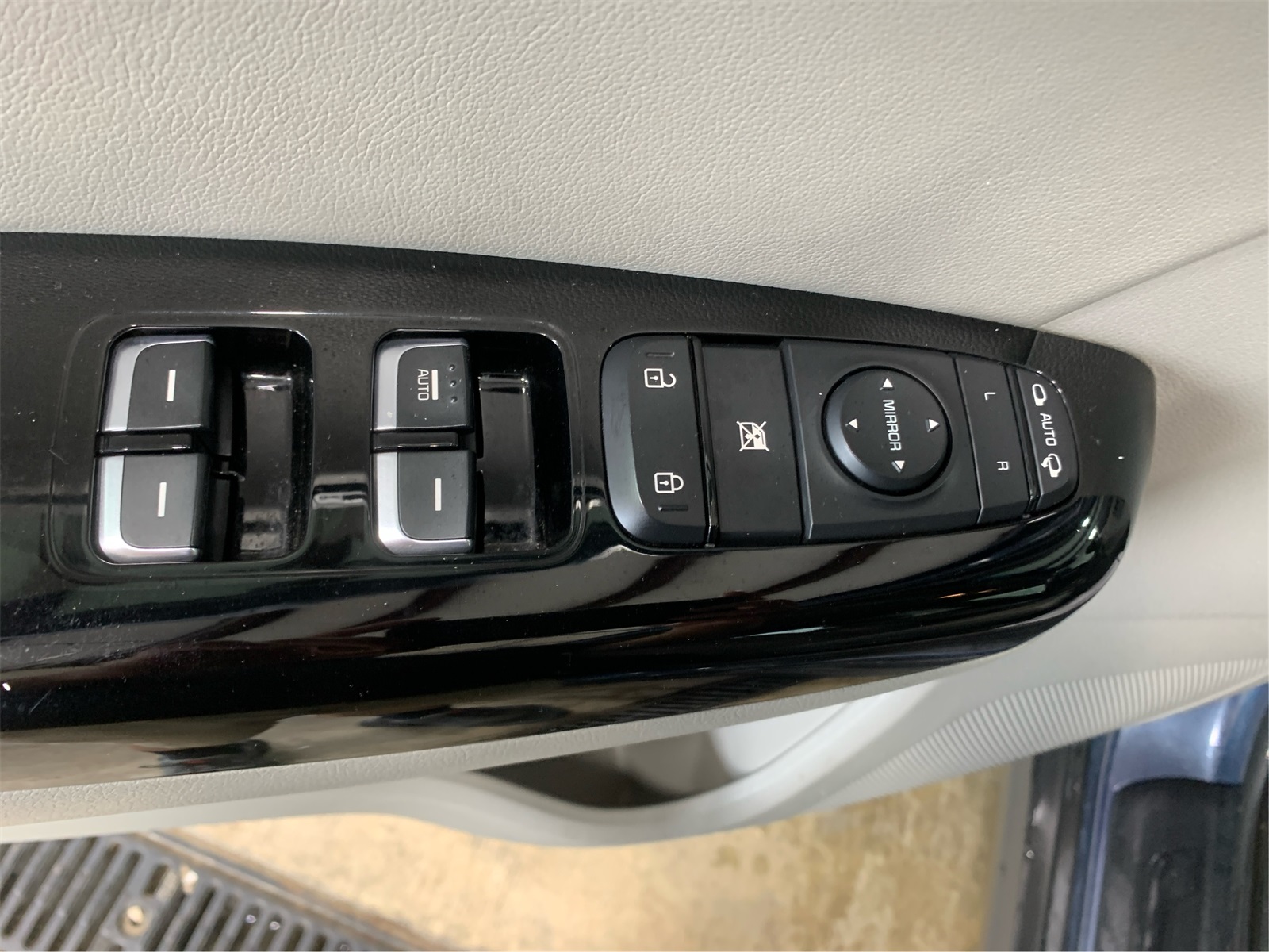 Vehicle image 25 of 31