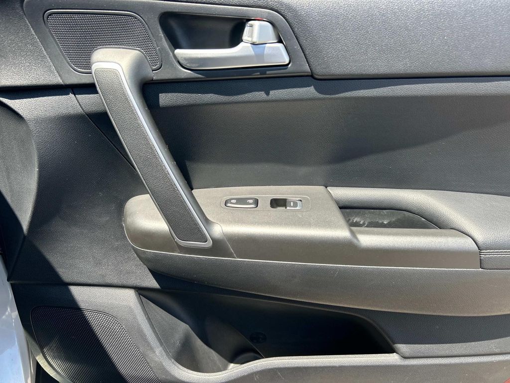 Vehicle image 27 of 41