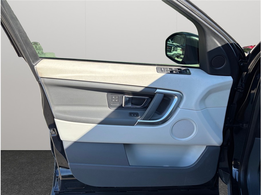 Vehicle image 21 of 45