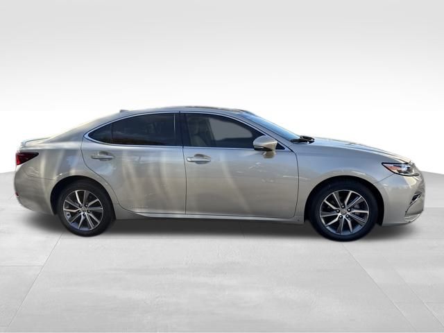 2018 Lexus ES 300h Image 4 of 25