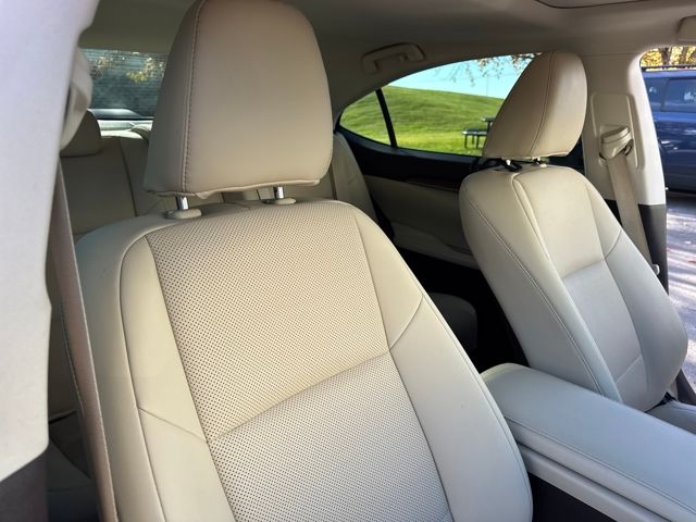 2018 Lexus ES 300h Image 12 of 25