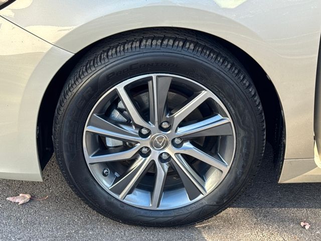 2018 Lexus ES 300h Image 10 of 25