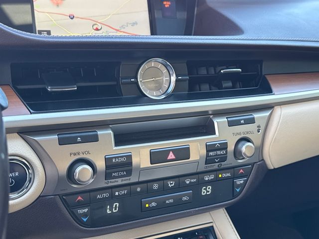 2018 Lexus ES 300h Image 17 of 25