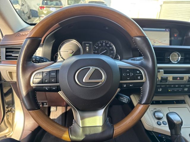 2018 Lexus ES 300h Image 24 of 25