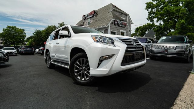 2018 Lexus GX 460 Luxury Image 2 of 62