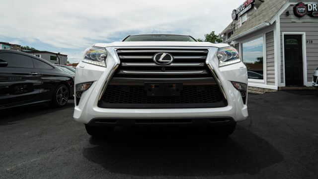 2018 Lexus GX 460 Luxury Image 3 of 62