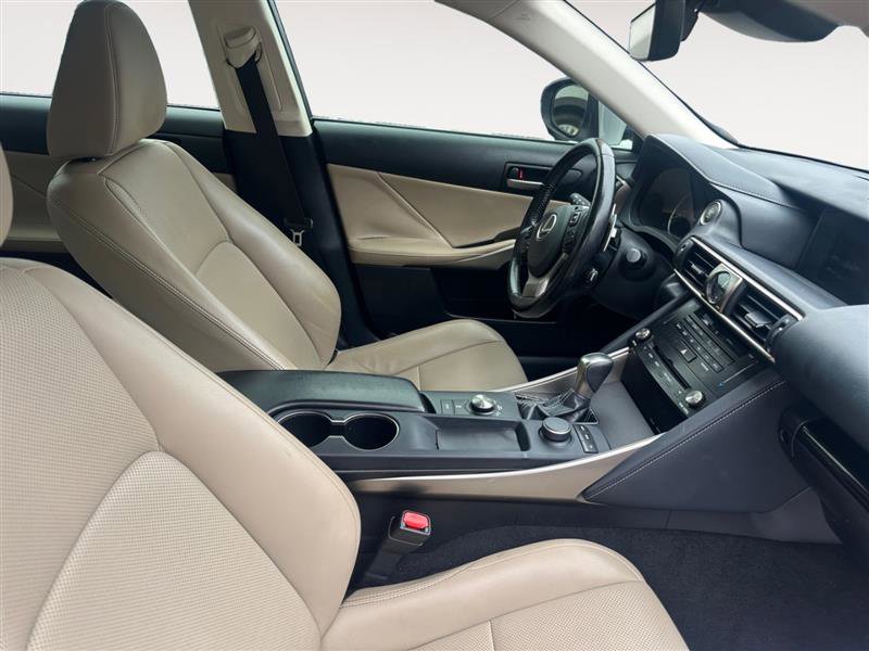 Vehicle image 15 of 16