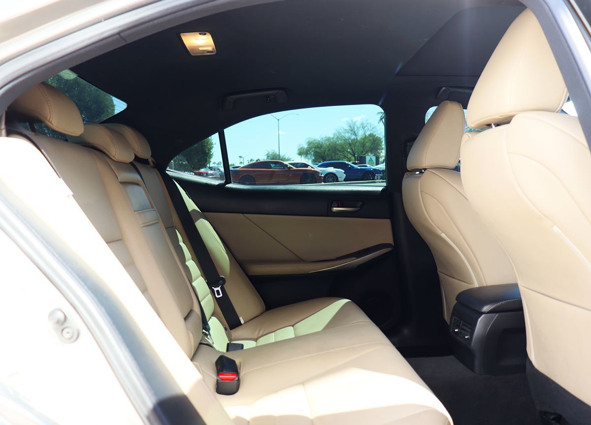 2018 Lexus IS 300 Image 27 of 59