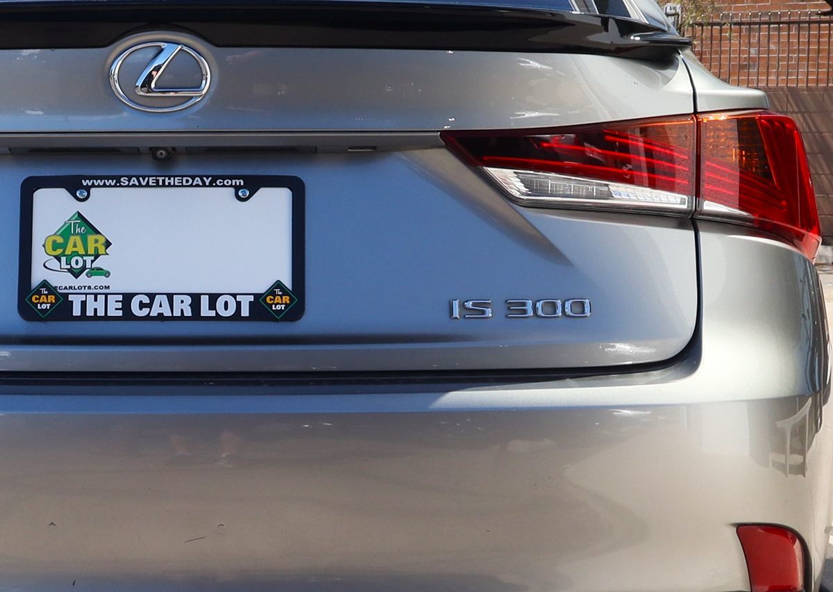 2018 Lexus IS 300 Image 12 of 59