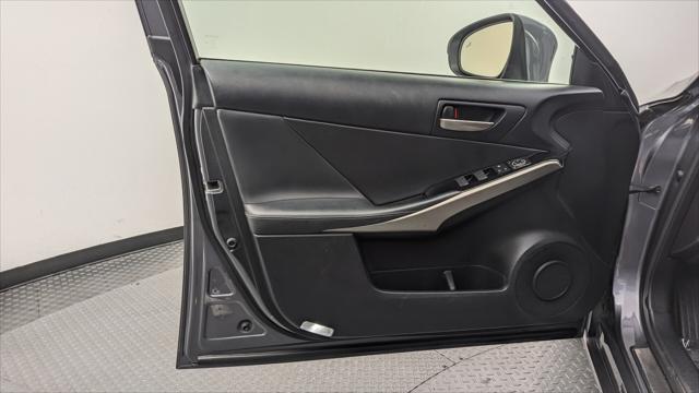 2018 Lexus IS 300 Image 27 of 33