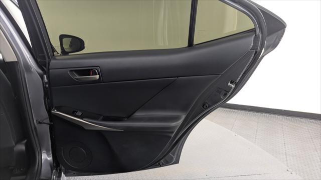 2018 Lexus IS 300 Image 28 of 33