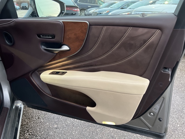 Vehicle image 20 of 27