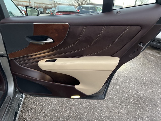 Vehicle image 17 of 27
