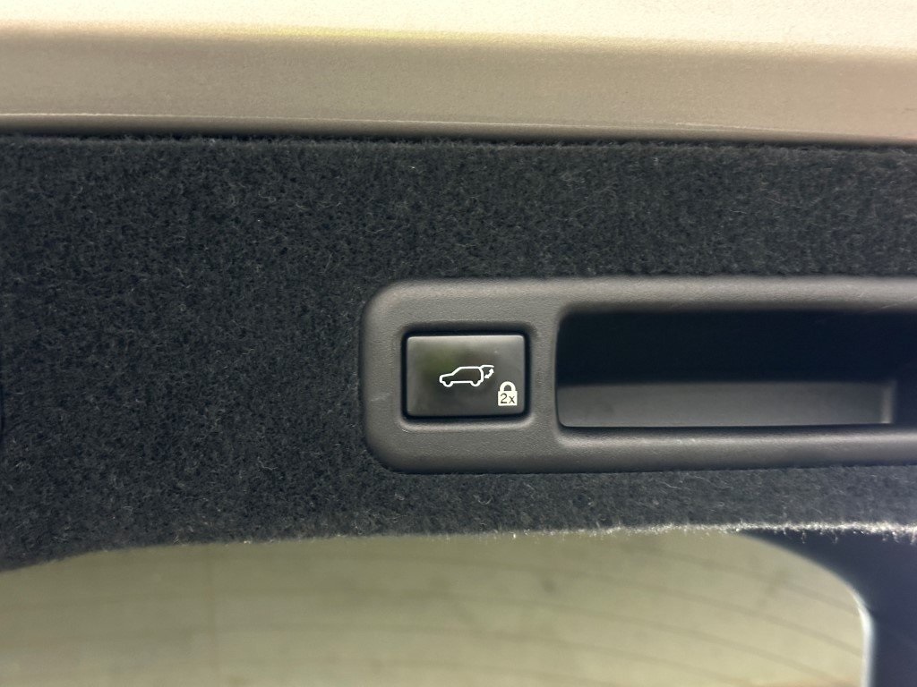 Vehicle image 16 of 33
