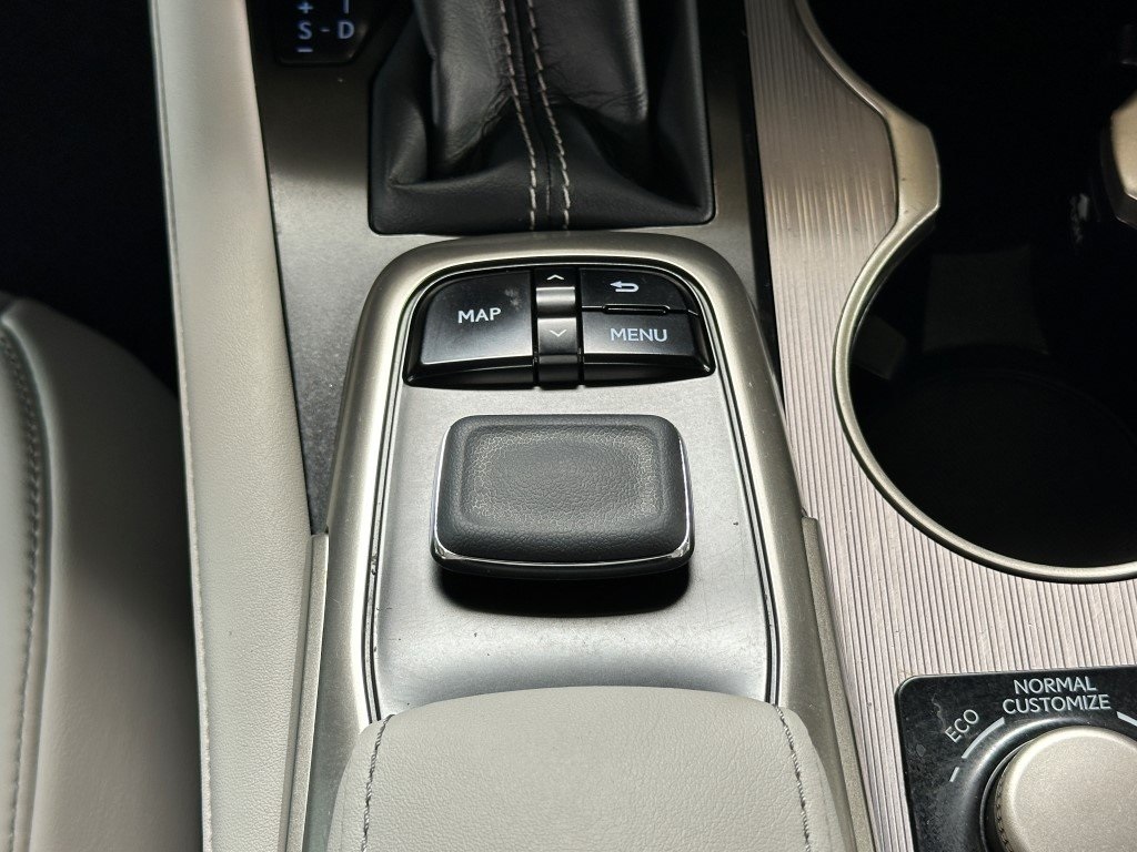 Vehicle image 25 of 33
