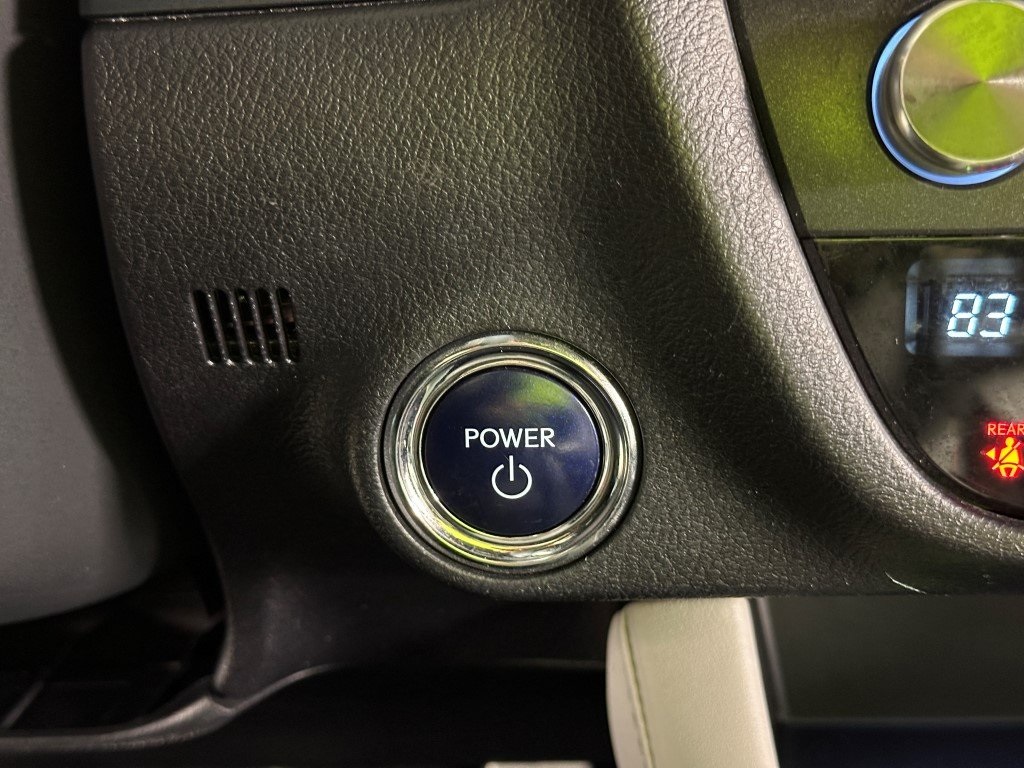 Vehicle image 31 of 33