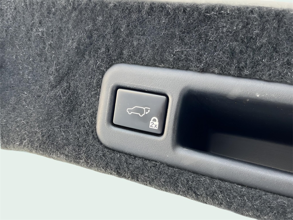 Vehicle image 33 of 44
