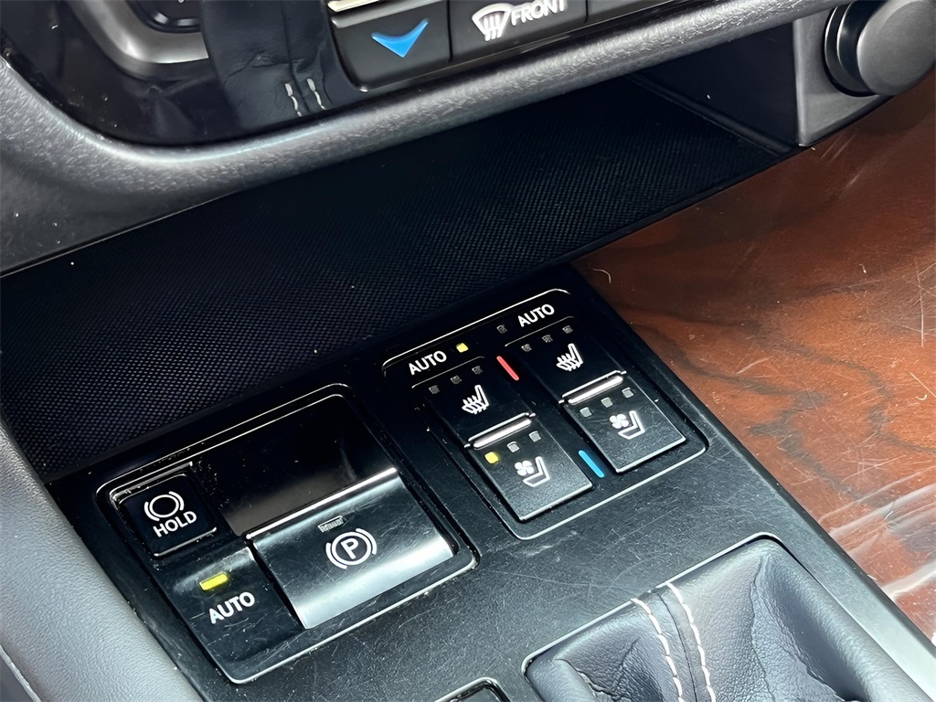 Vehicle image 37 of 44