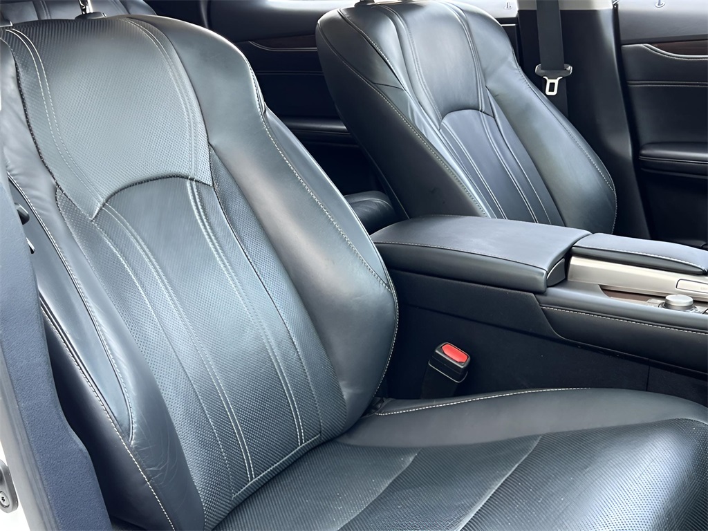 Vehicle image 15 of 44