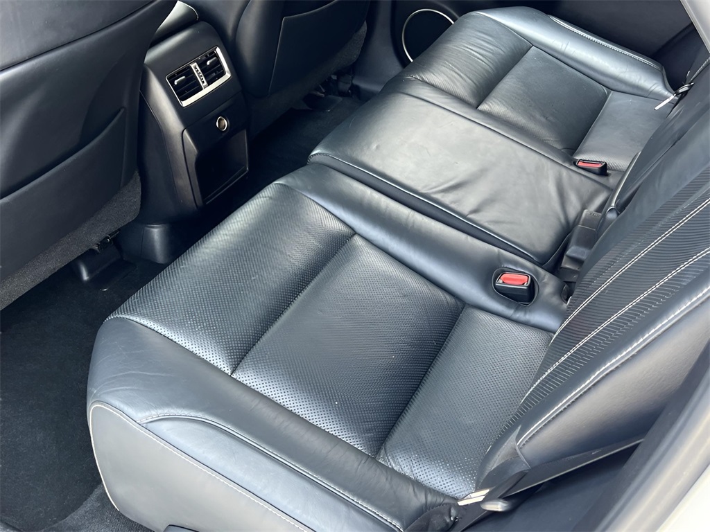 Vehicle image 18 of 44