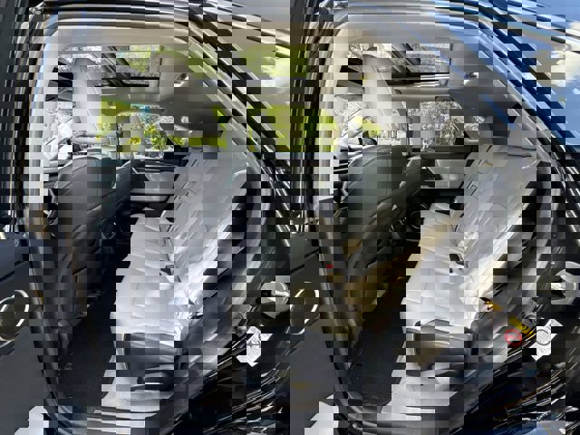 Vehicle image 27 of 30