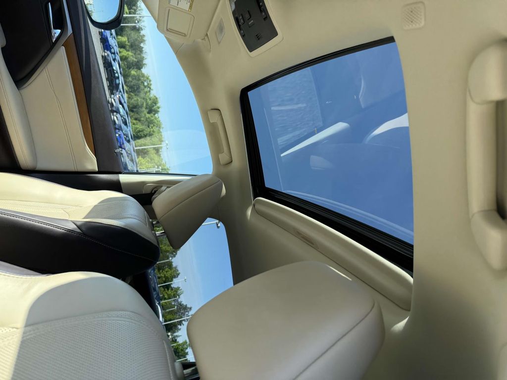 Vehicle image 20 of 33