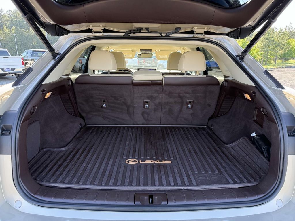 Vehicle image 16 of 33