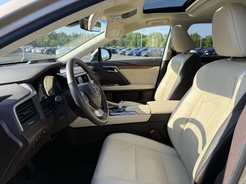 Vehicle image 11 of 33