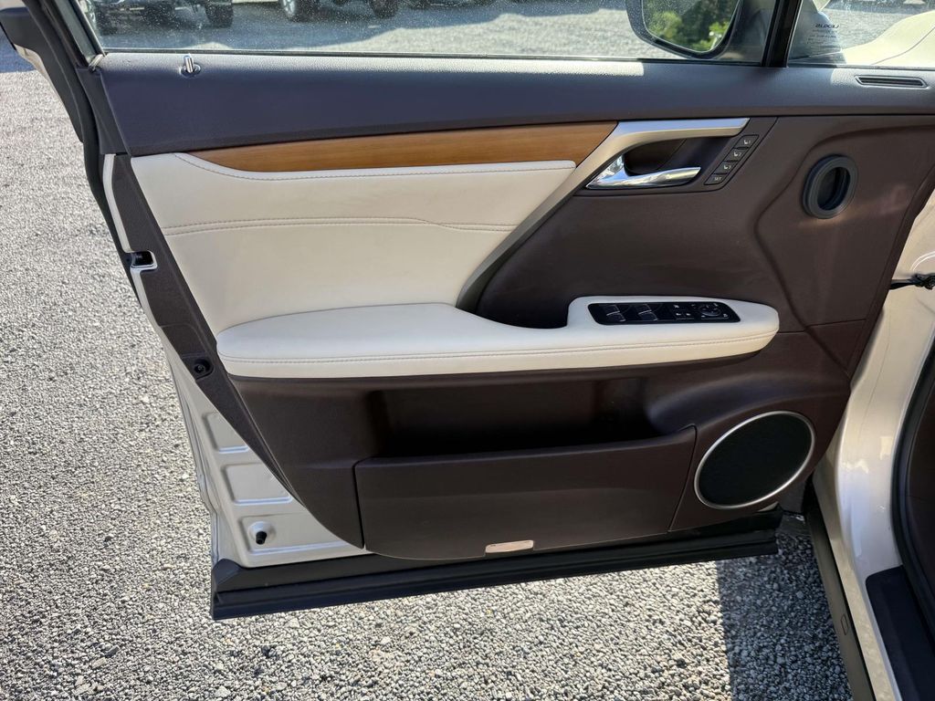 Vehicle image 19 of 33