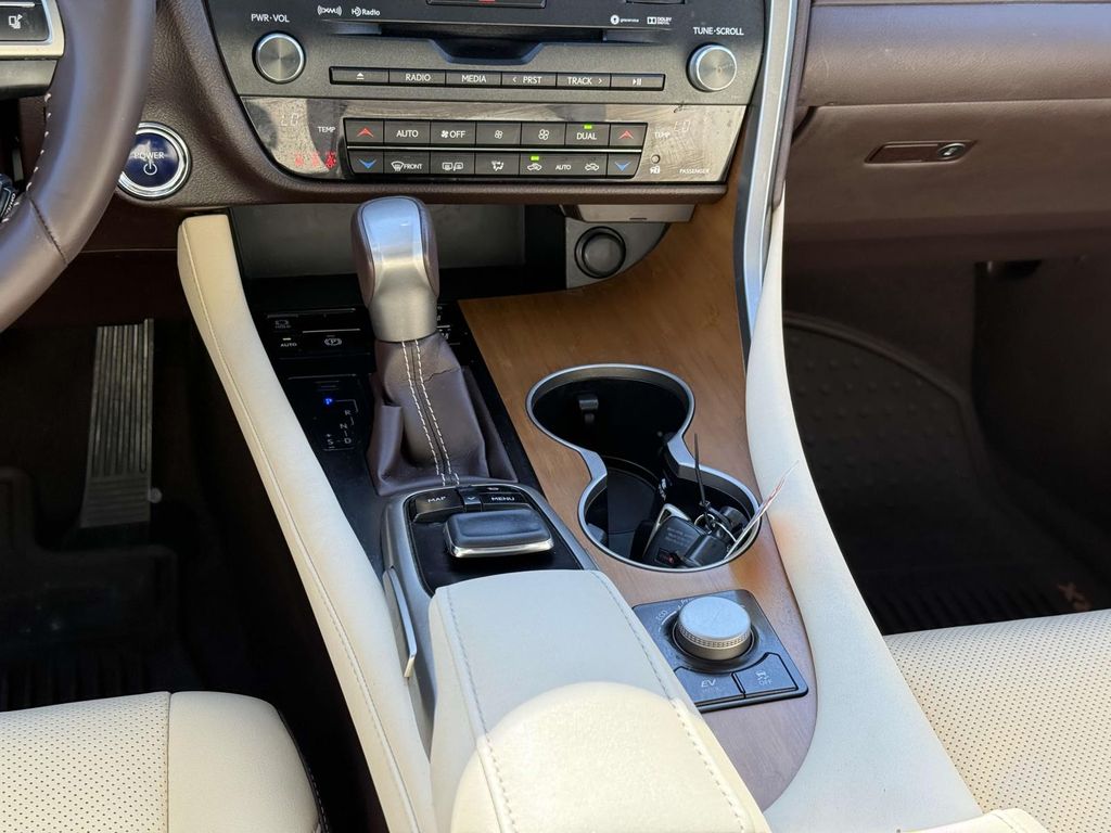 Vehicle image 18 of 33