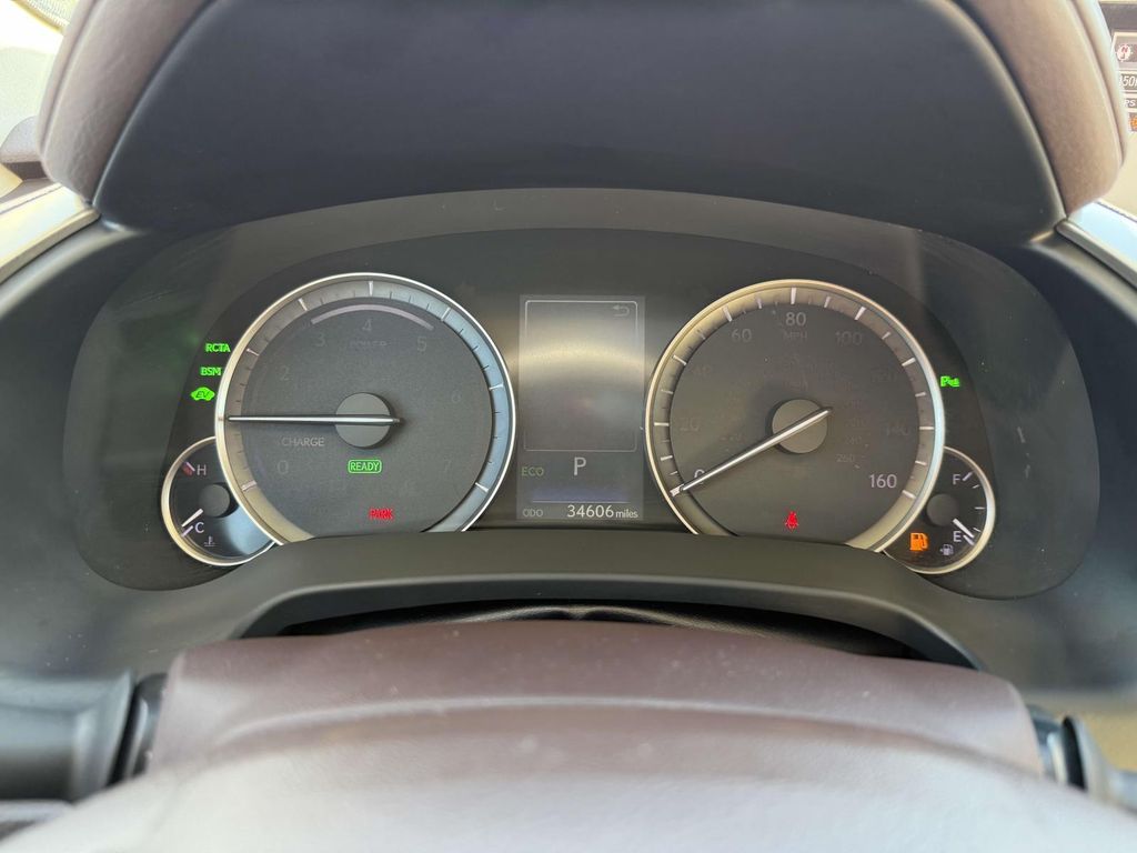 Vehicle image 31 of 33
