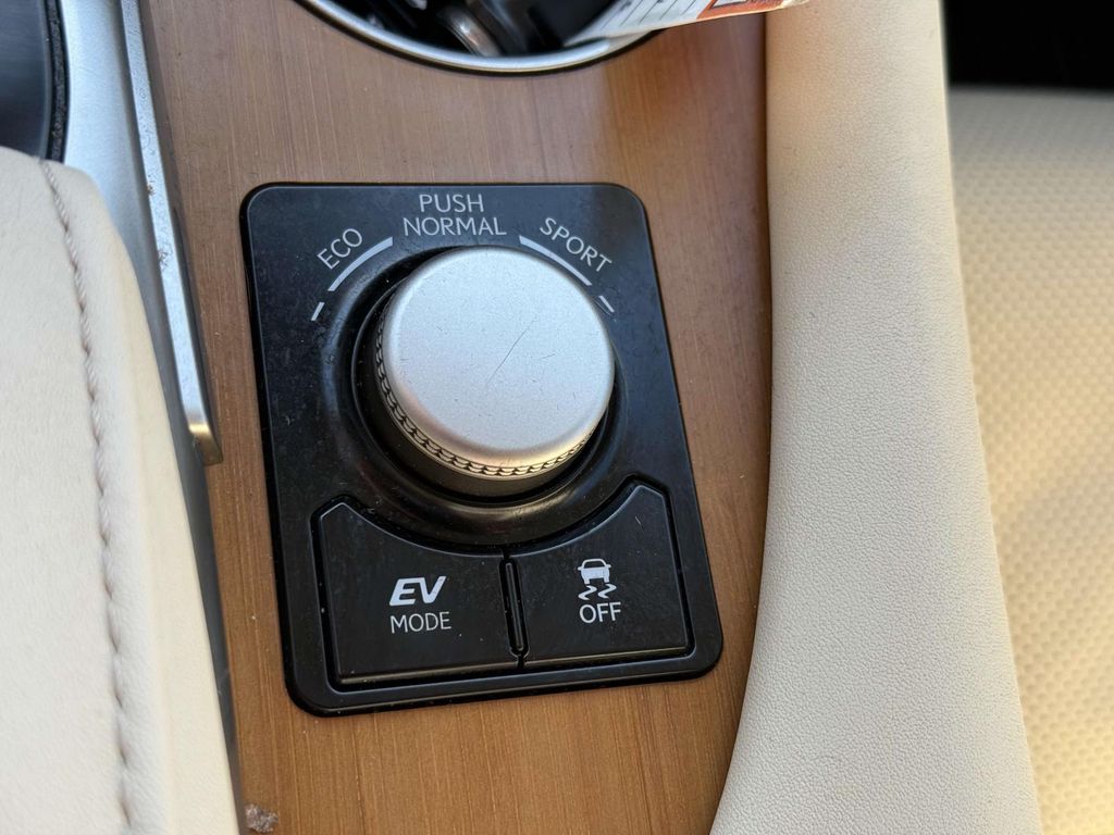Vehicle image 26 of 33