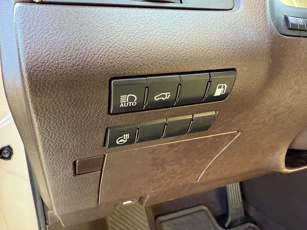 Vehicle image 21 of 33