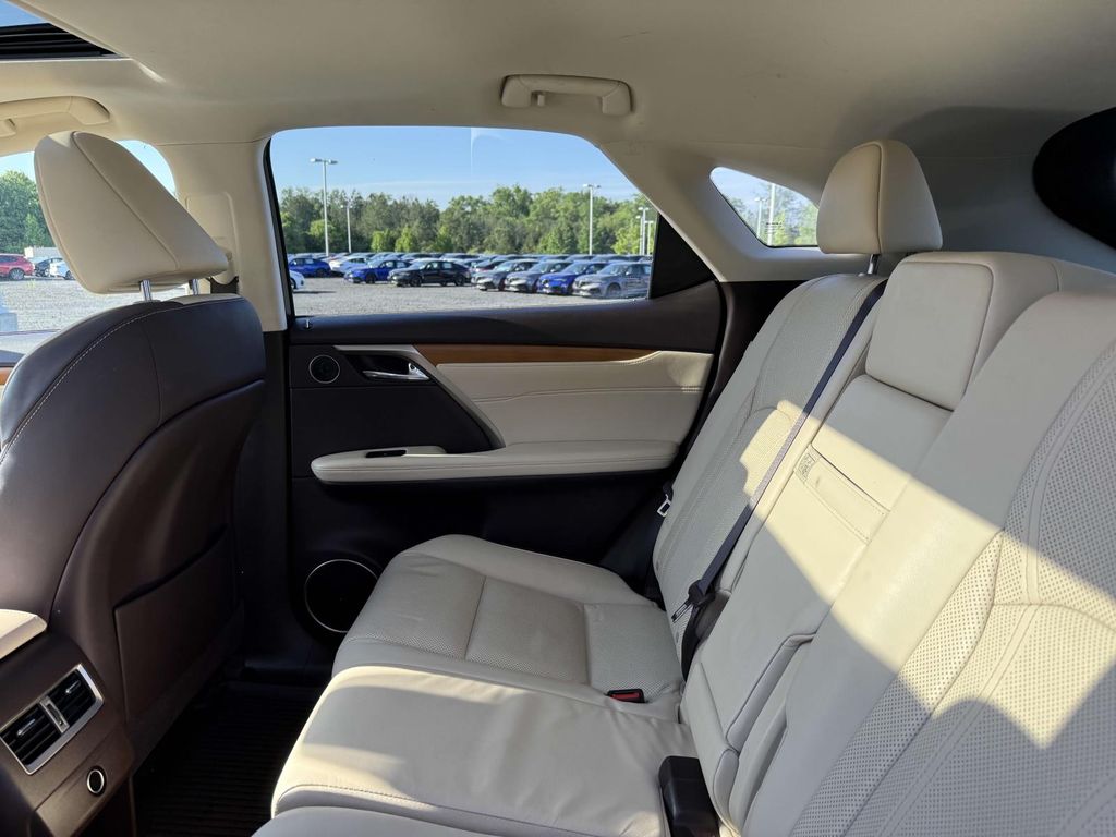 Vehicle image 15 of 33