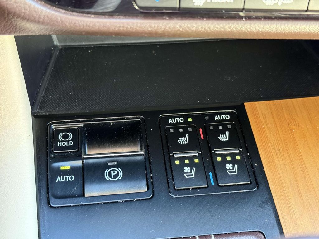 Vehicle image 27 of 33