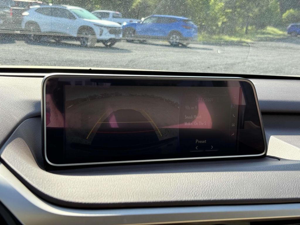 Vehicle image 24 of 33