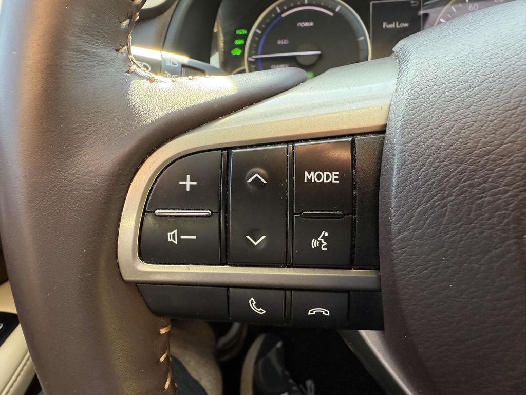 Vehicle image 23 of 33