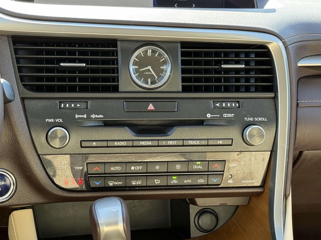 Vehicle image 17 of 33