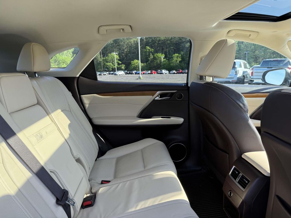 Vehicle image 14 of 33