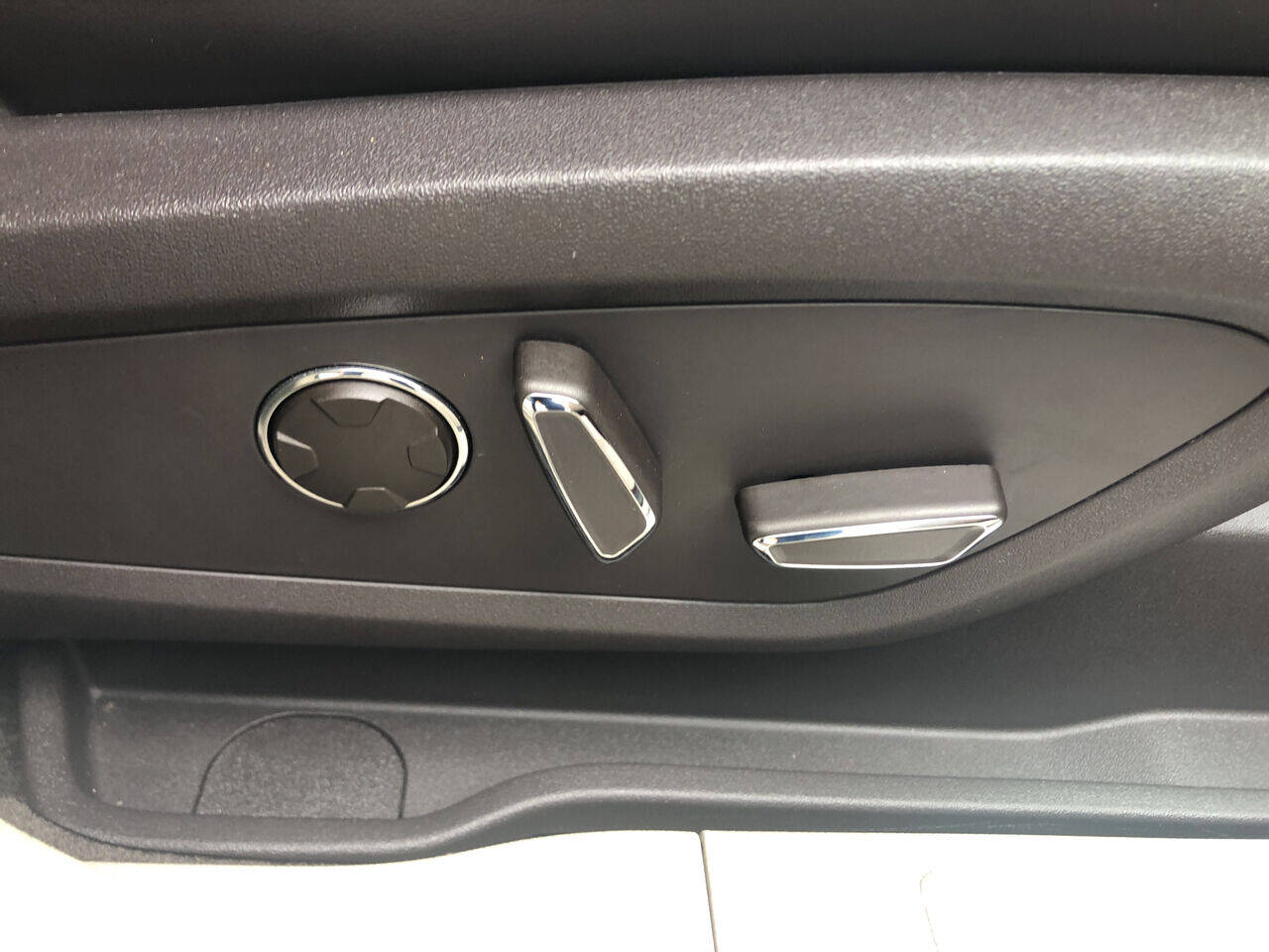 Vehicle image 30 of 46