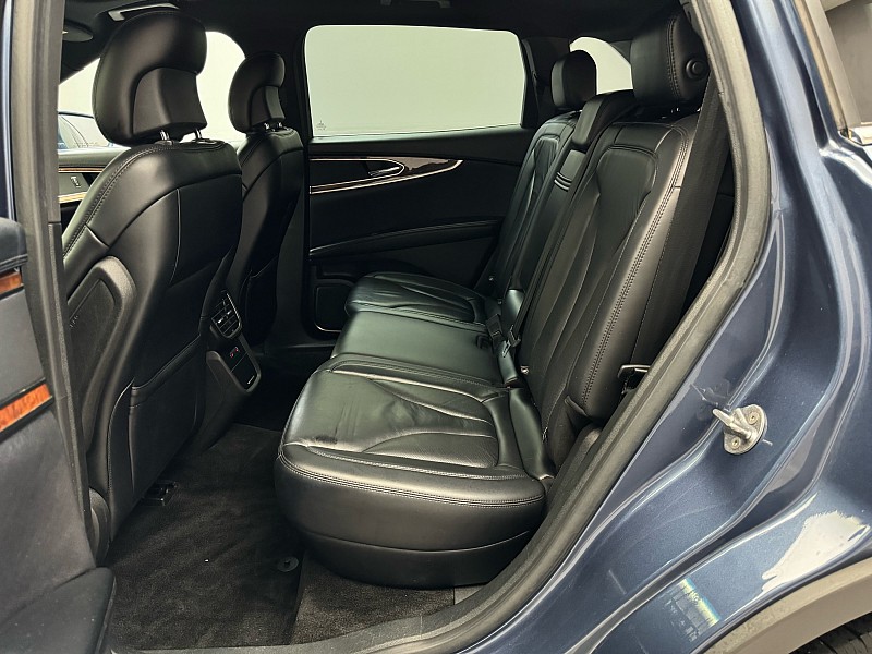 Vehicle image 18 of 42