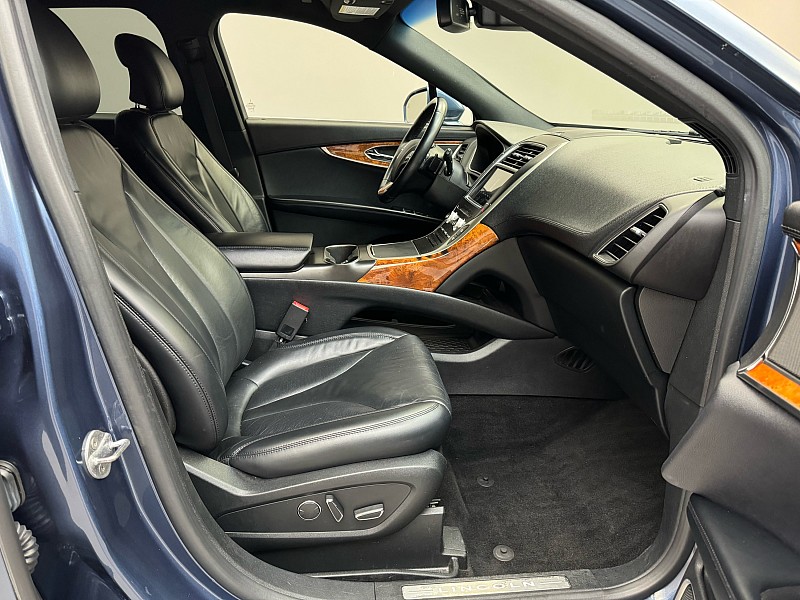Vehicle image 19 of 42