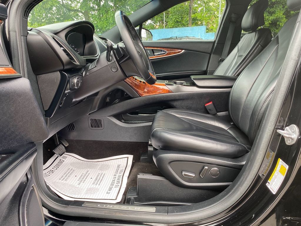 Vehicle image 14 of 30