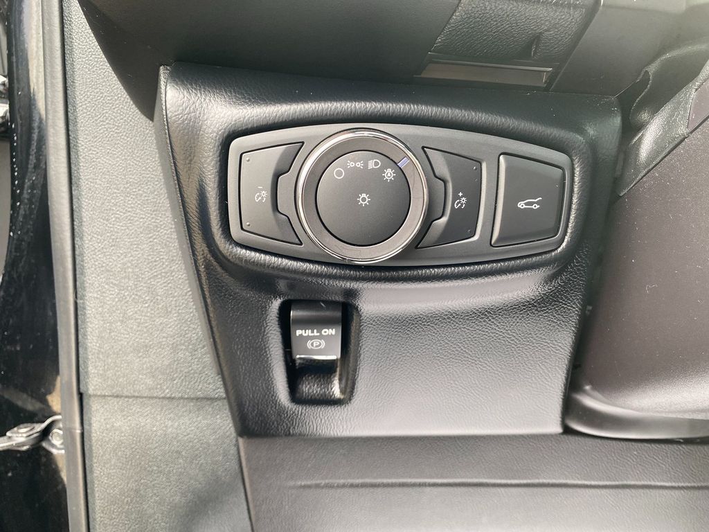 Vehicle image 28 of 30