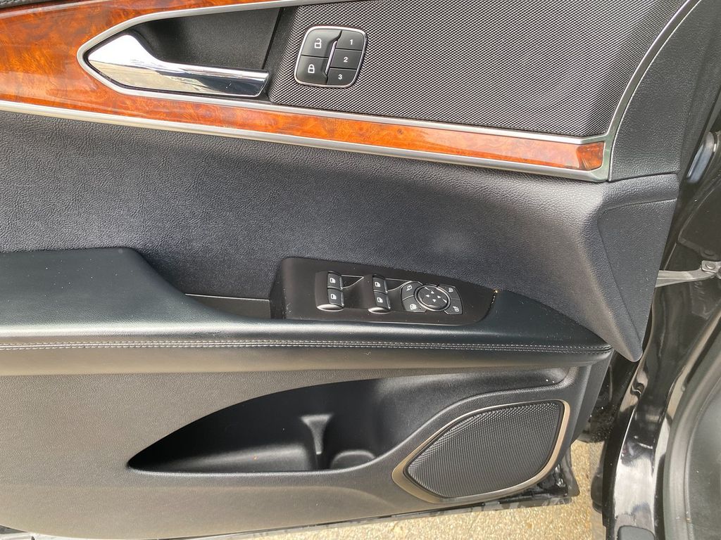 Vehicle image 22 of 30