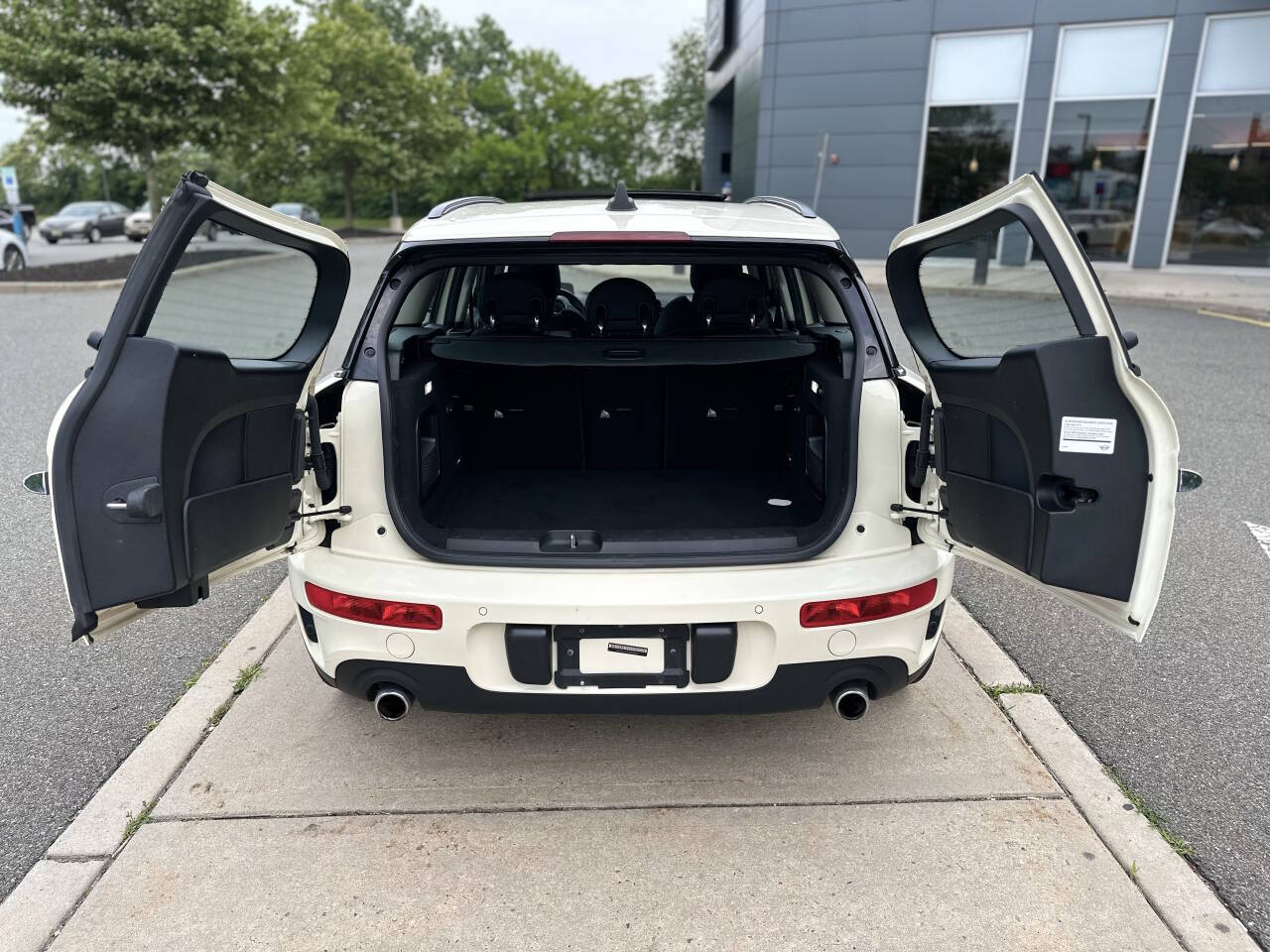 Vehicle image 16 of 60