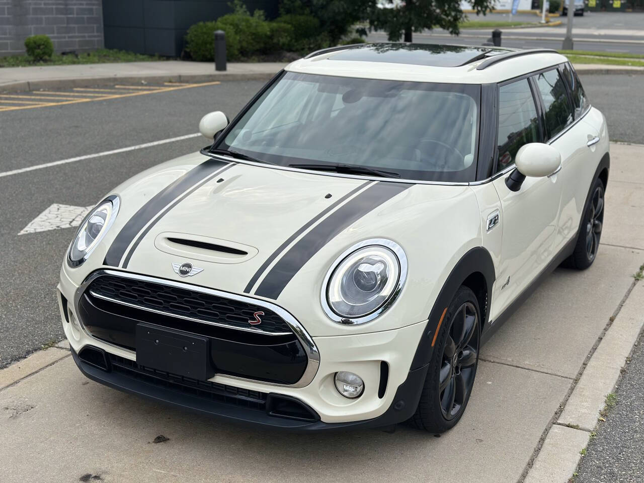Vehicle image 2 of 60