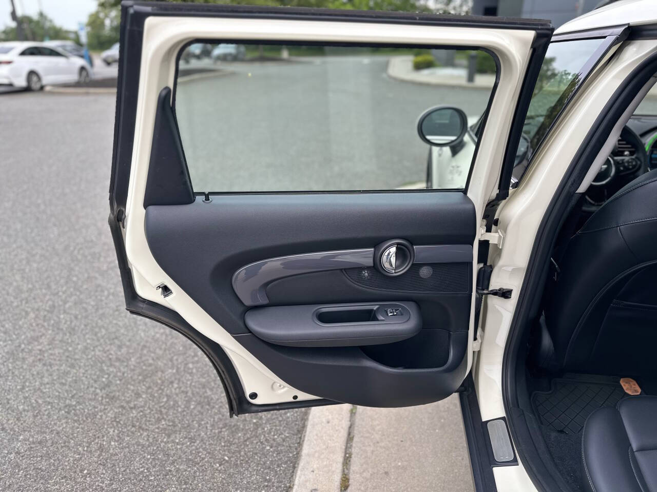 Vehicle image 15 of 60