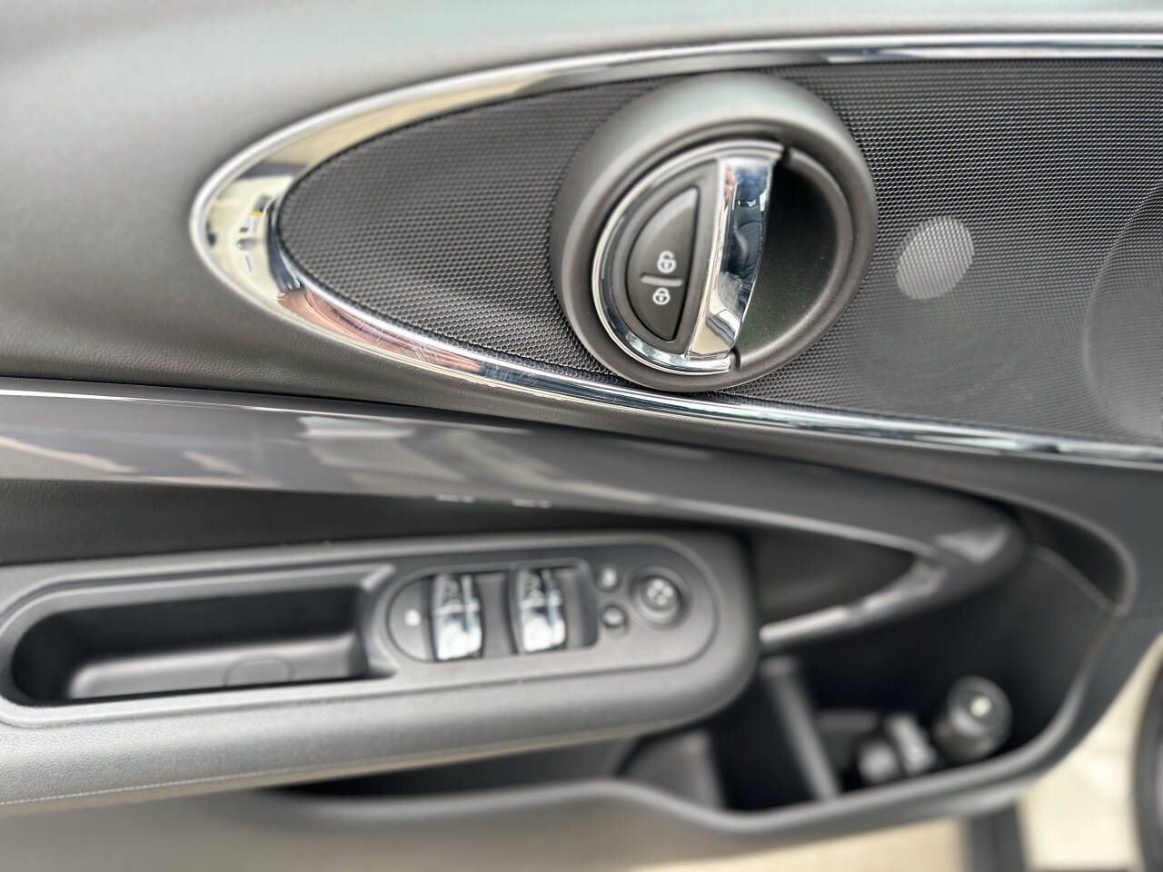 Vehicle image 12 of 60