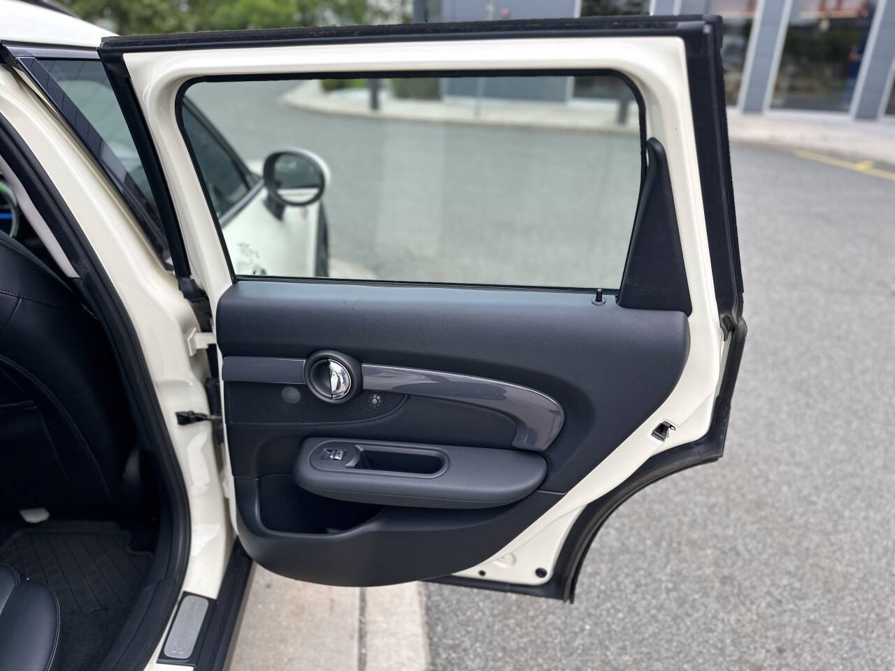 Vehicle image 20 of 60